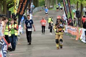 Feuerwehrmann kommt in Bielefeld ins Ziel