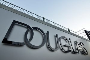 Douglas-Schild an der Firmenzentrale